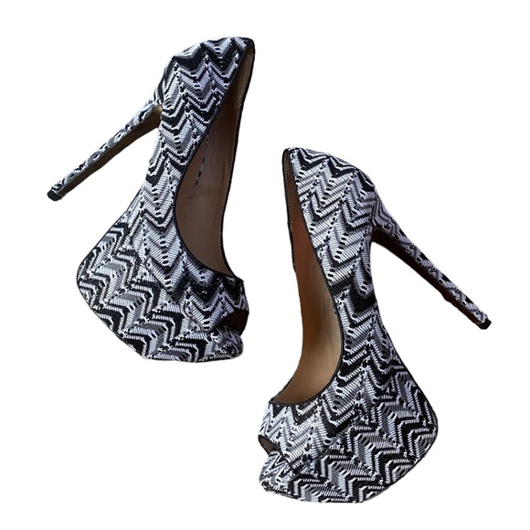Betsey Johnson Sashh Platform Chevron Heels - Picture 2 of 7